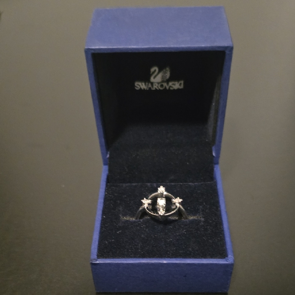 Swarovski Silver and Black Ring - Picture 2 of 6